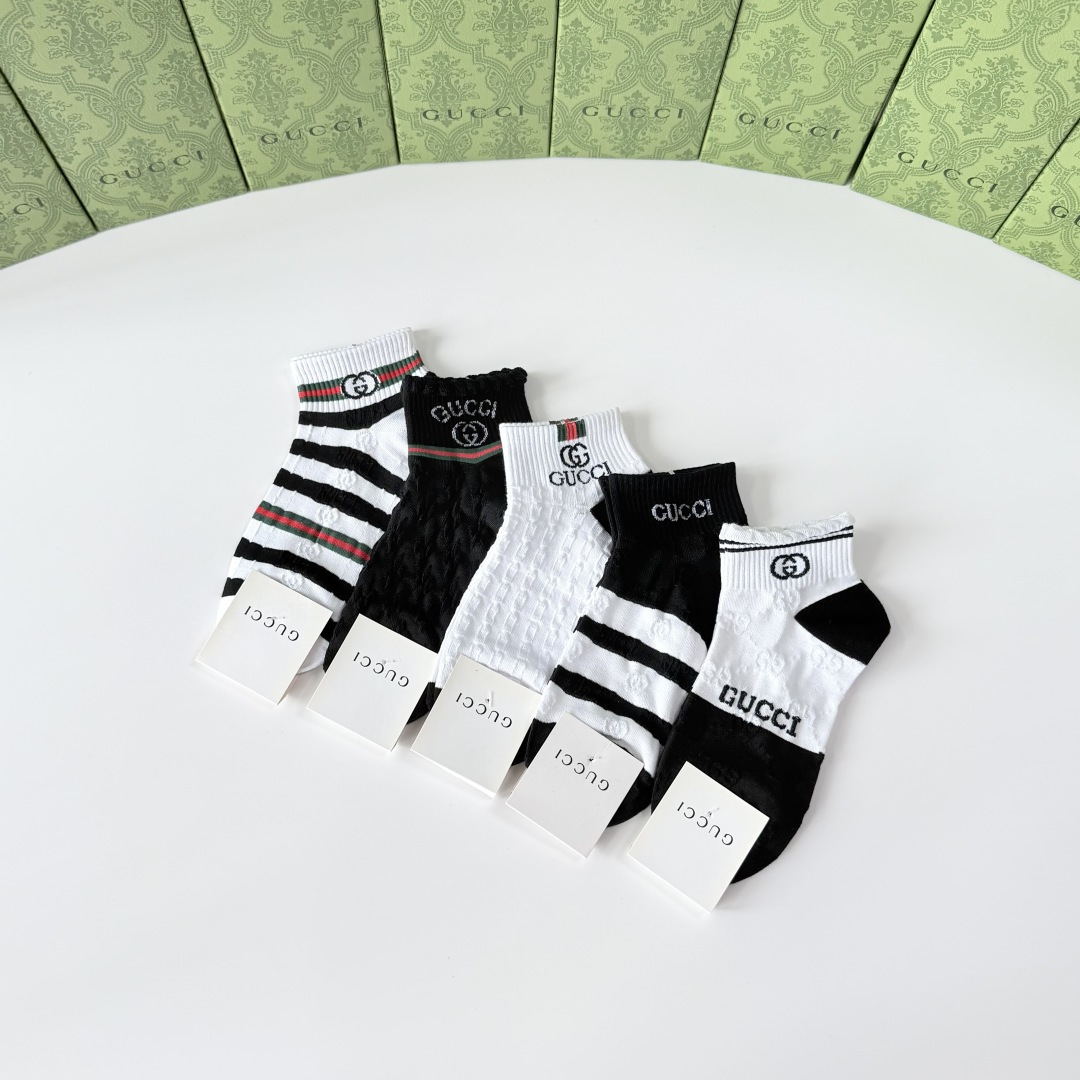 💛配专柜包装 Gucci（古驰）新款中短款堆堆袜袜子！一盒五双，专柜同步筒袜袜子，💛大牌出街，潮人必备。超好搭