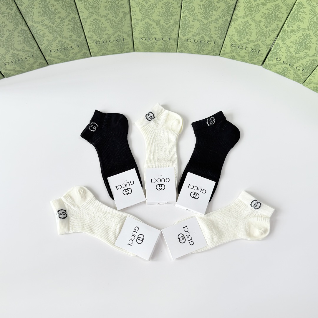 💛配专柜包装 Gucci（古驰）新款中短款堆堆袜袜子！一盒五双，专柜同步筒袜袜子，💛大牌出街，潮人必备。超好搭