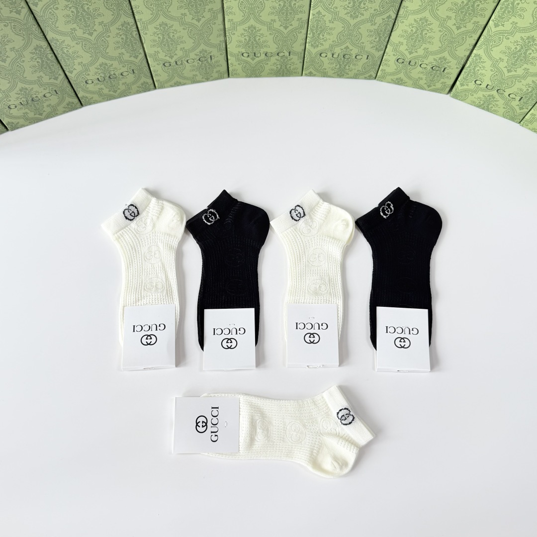 💛配专柜包装 Gucci（古驰）新款中短款堆堆袜袜子！一盒五双，专柜同步筒袜袜子，💛大牌出街，潮人必备。超好搭