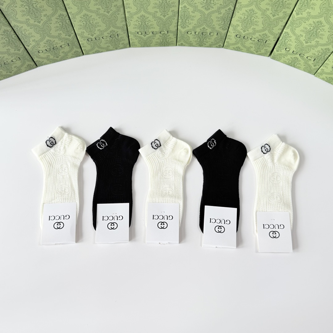 💛配专柜包装 Gucci（古驰）新款中短款堆堆袜袜子！一盒五双，专柜同步筒袜袜子，💛大牌出街，潮人必备。超好搭