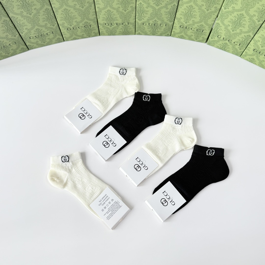💛配专柜包装 Gucci（古驰）新款中短款堆堆袜袜子！一盒五双，专柜同步筒袜袜子，💛大牌出街，潮人必备。超好搭
