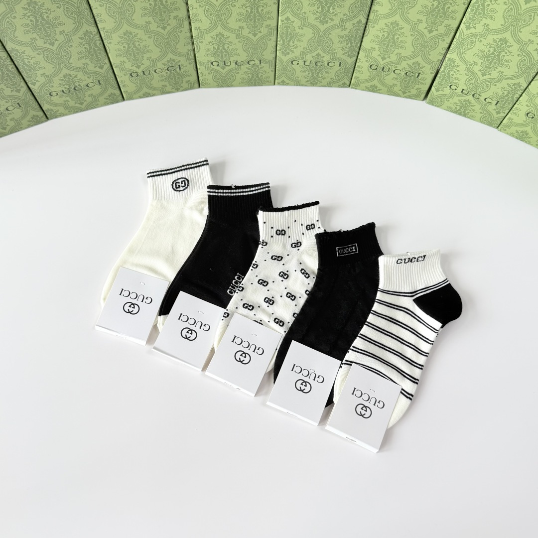 💛配专柜包装 Gucci（古驰）新款中短款堆堆袜袜子！一盒五双，专柜同步筒袜袜子，💛大牌出街，潮人必备。超好搭