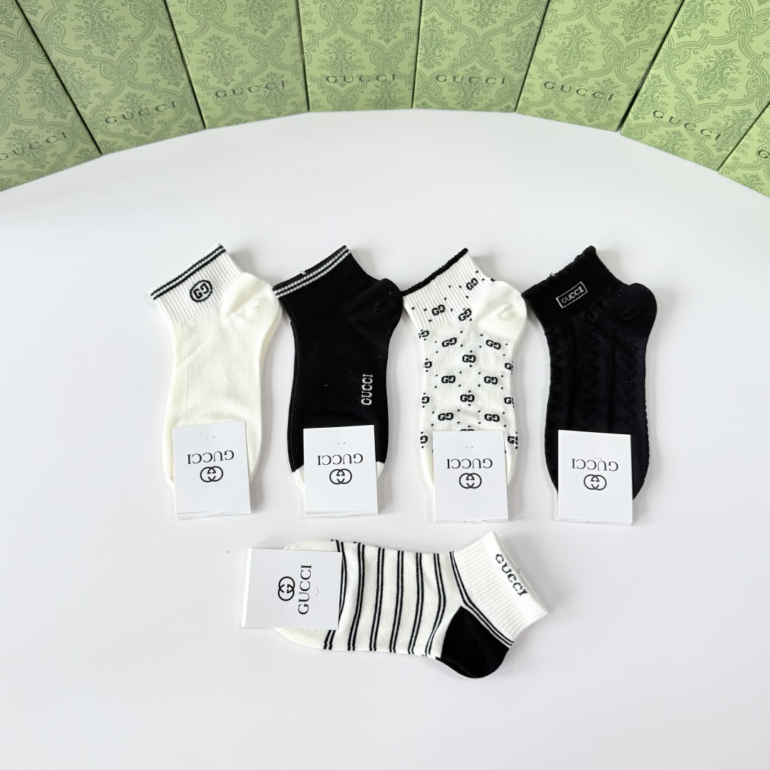 💛配专柜包装 Gucci（古驰）新款中短款堆堆袜袜子！一盒五双，专柜同步筒袜袜子，💛大牌出街，潮人必备。超好搭