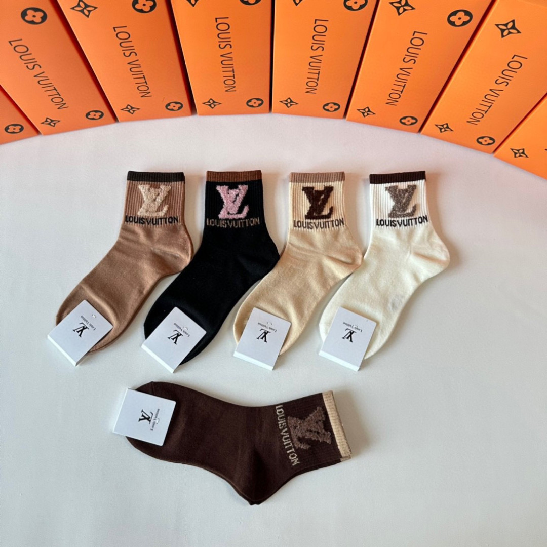 💛配包装 LV（路易威登）新款经典羽毛纱中长款堆堆袜袜子！一盒五双， 专柜同步筒款袜子，💛大牌出街，潮人必备。超好