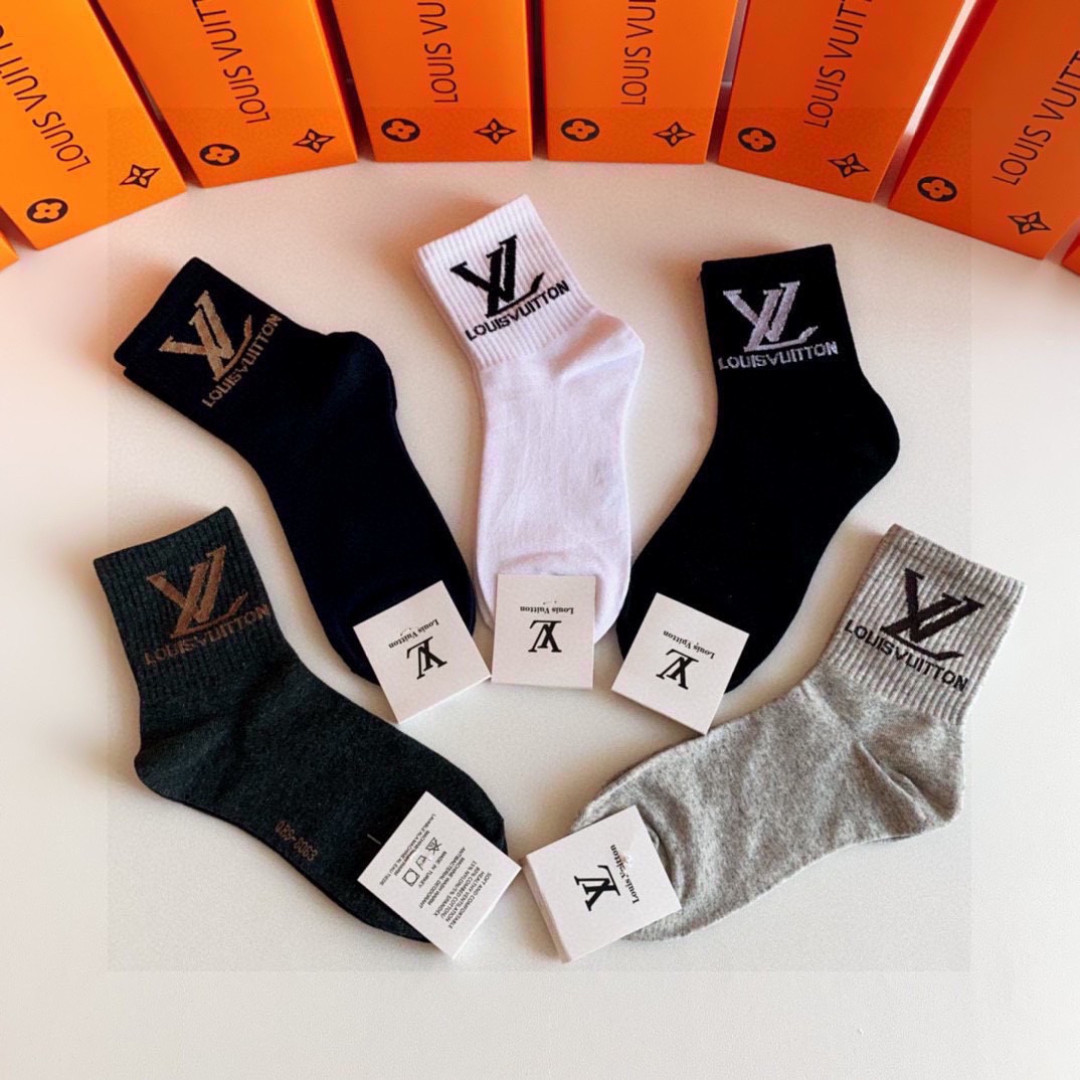 💛配包装 LV（路易威登）新款经典中长款堆堆袜袜子！一盒五双， 专柜同步筒袜袜子，💛大牌出街，潮人必备。超好搭。