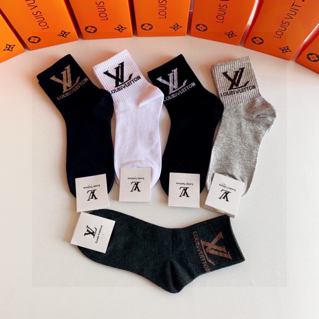 💛配包装 LV（路易威登）新款经典中长款堆堆袜袜子！一盒五双， 专柜同步筒袜袜子，💛大牌出街，潮人必备。超好搭。