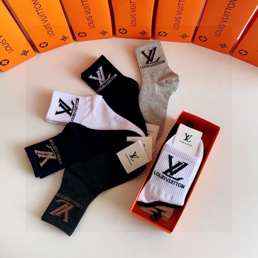 💛配包装 LV（路易威登）新款经典中长款堆堆袜袜子！一盒五双， 专柜同步筒袜袜子，💛大牌出街，潮人必备。超好搭。