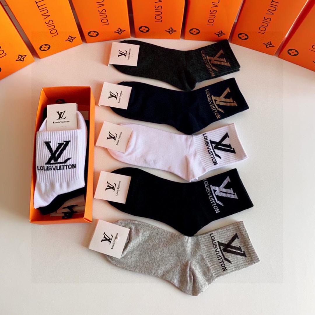 💛配包装 LV（路易威登）新款经典中长款堆堆袜袜子！一盒五双， 专柜同步筒袜袜子，💛大牌出街，潮人必备。超好搭。