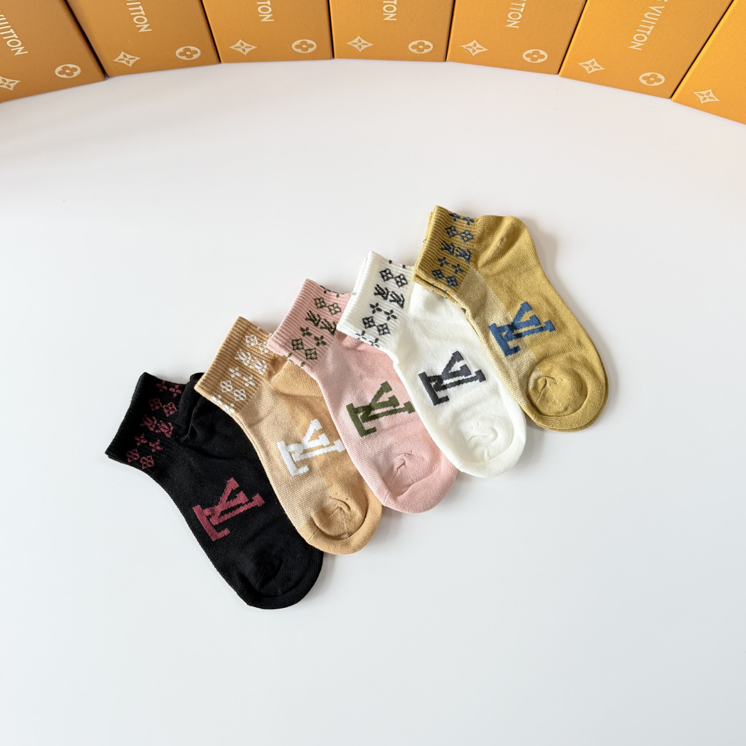 💛配包装 LV（路易威登）新款中短款堆堆袜袜子！一盒五双， 专柜同步筒款袜子，💛大牌出街，潮人必备。超好搭