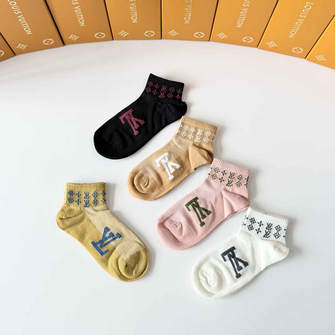 💛配包装 LV（路易威登）新款中短款堆堆袜袜子！一盒五双， 专柜同步筒款袜子，💛大牌出街，潮人必备。超好搭