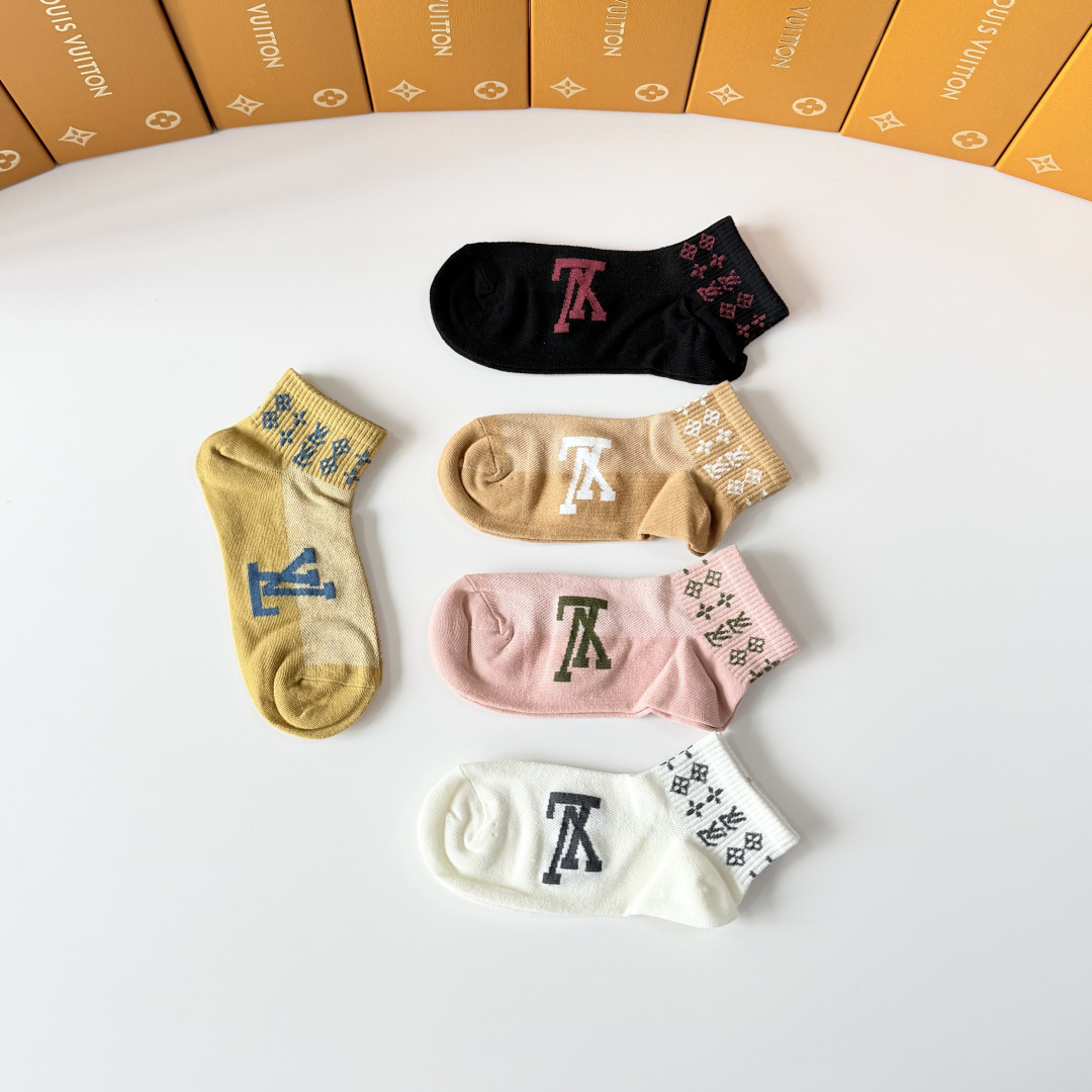 💛配包装 LV（路易威登）新款中短款堆堆袜袜子！一盒五双， 专柜同步筒款袜子，💛大牌出街，潮人必备。超好搭