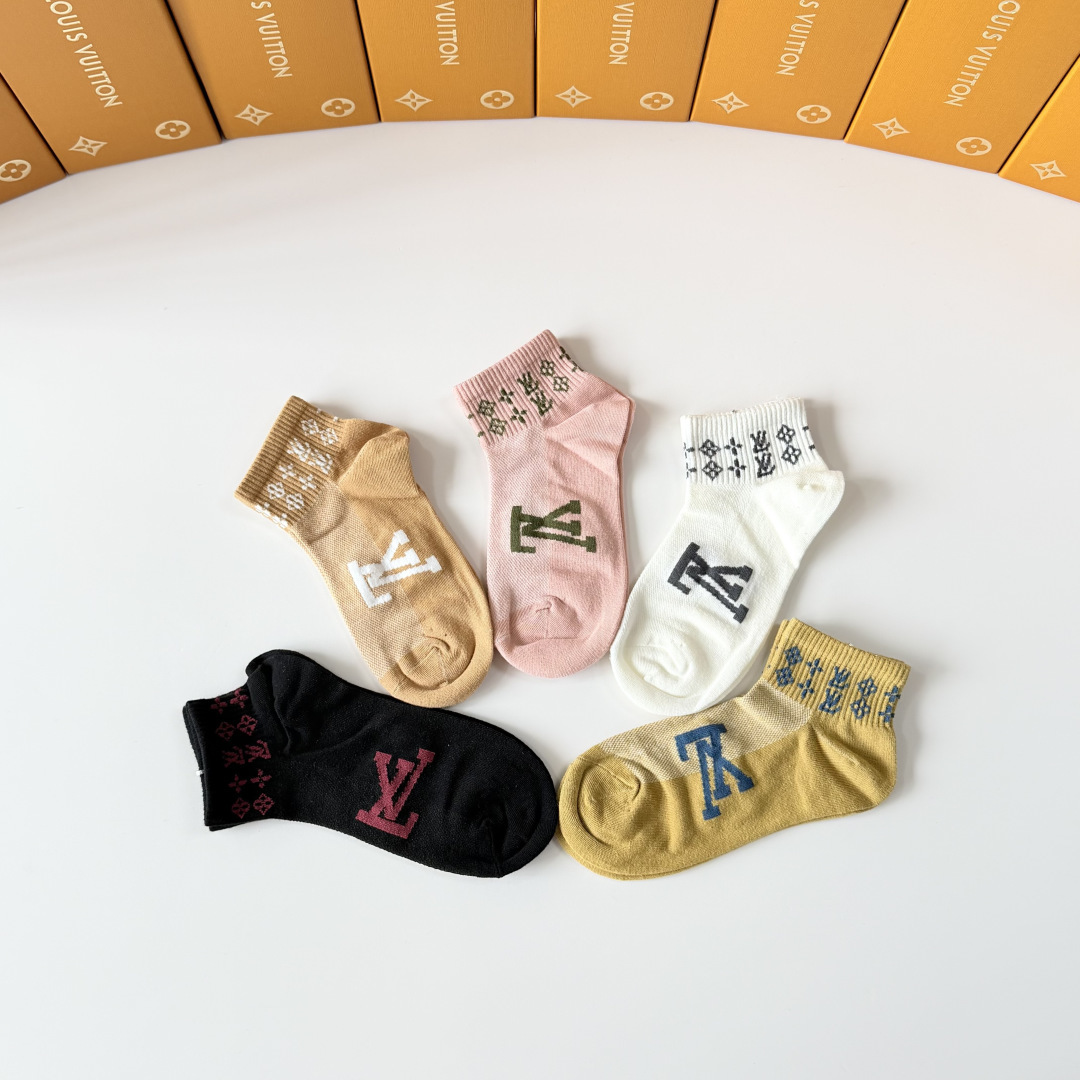 💛配包装 LV（路易威登）新款中短款堆堆袜袜子！一盒五双， 专柜同步筒款袜子，💛大牌出街，潮人必备。超好搭