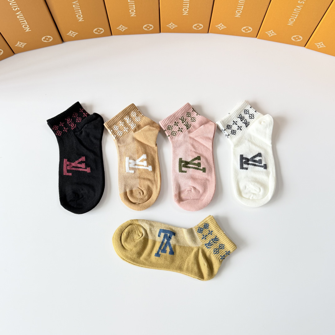 💛配包装 LV（路易威登）新款中短款堆堆袜袜子！一盒五双， 专柜同步筒款袜子，💛大牌出街，潮人必备。超好搭