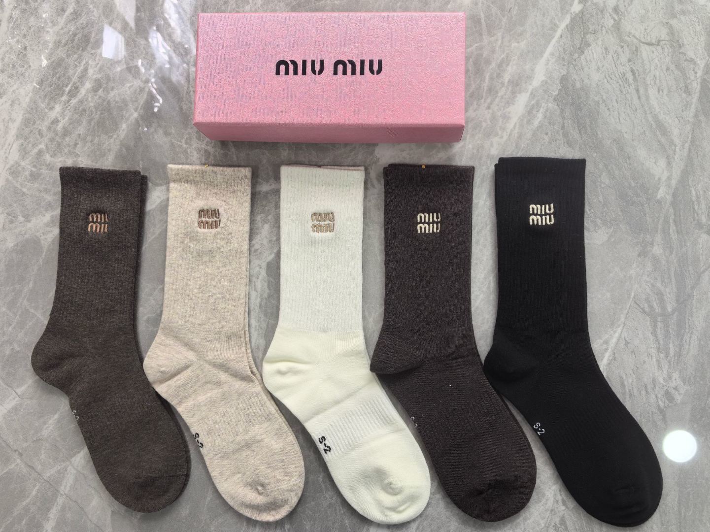💛配包装 MIUMIU（缪缪）新款中长款堆堆袜袜子！一盒五双， 专柜同步筒款袜子，💛大牌出街，潮人必备。超好搭
