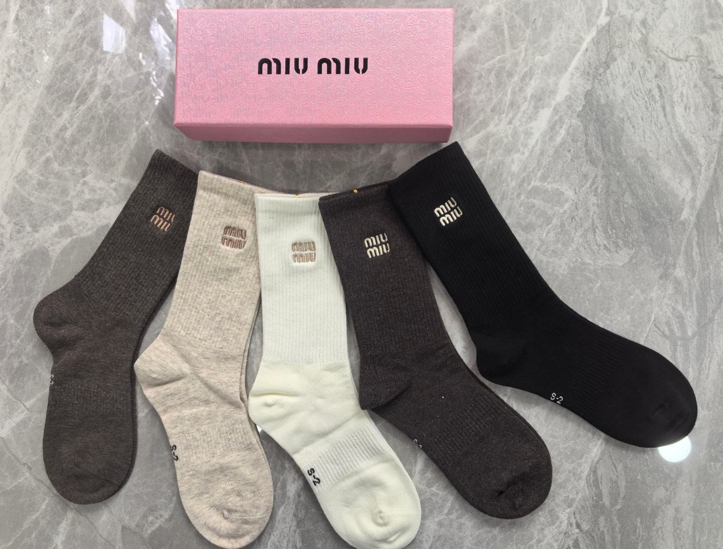 💛配包装 MIUMIU（缪缪）新款中长款堆堆袜袜子！一盒五双， 专柜同步筒款袜子，💛大牌出街，潮人必备。超好搭