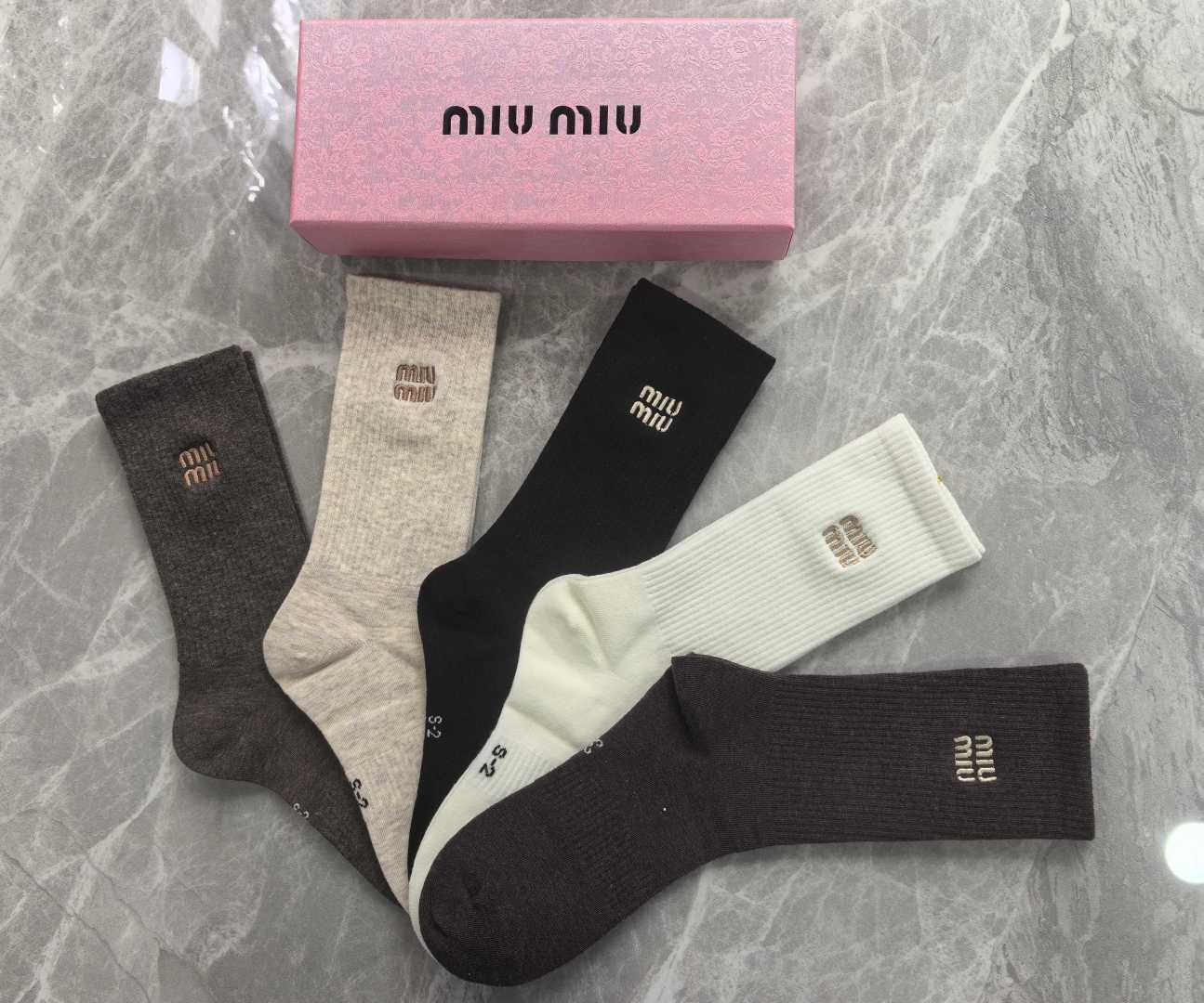 💛配包装 MIUMIU（缪缪）新款中长款堆堆袜袜子！一盒五双， 专柜同步筒款袜子，💛大牌出街，潮人必备。超好搭
