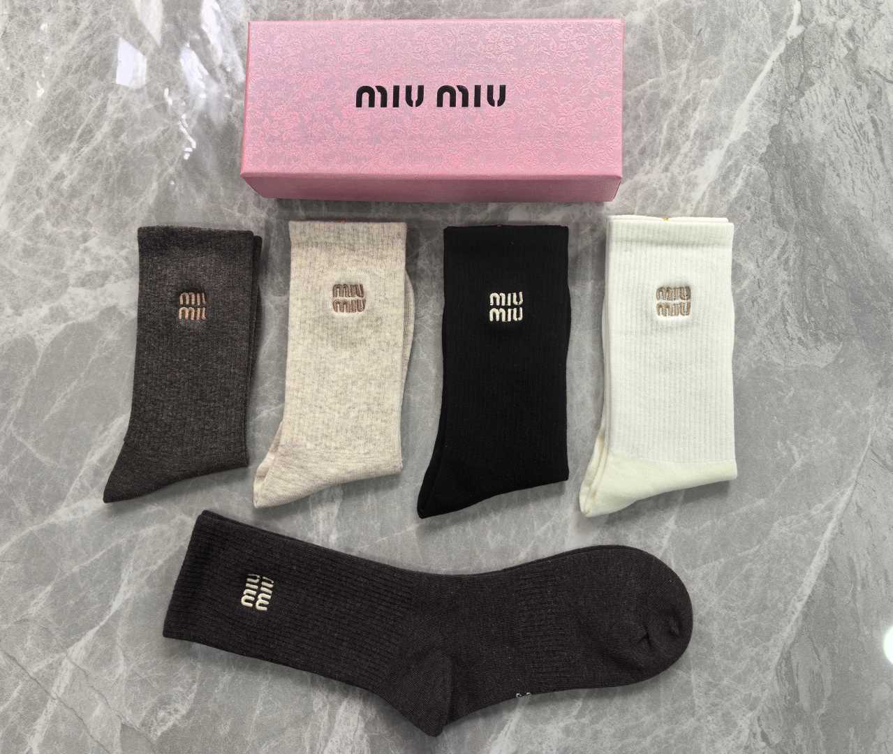 💛配包装 MIUMIU（缪缪）新款中长款堆堆袜袜子！一盒五双， 专柜同步筒款袜子，💛大牌出街，潮人必备。超好搭