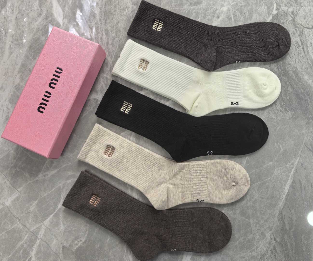 💛配包装 MIUMIU（缪缪）新款中长款堆堆袜袜子！一盒五双， 专柜同步筒款袜子，💛大牌出街，潮人必备。超好搭