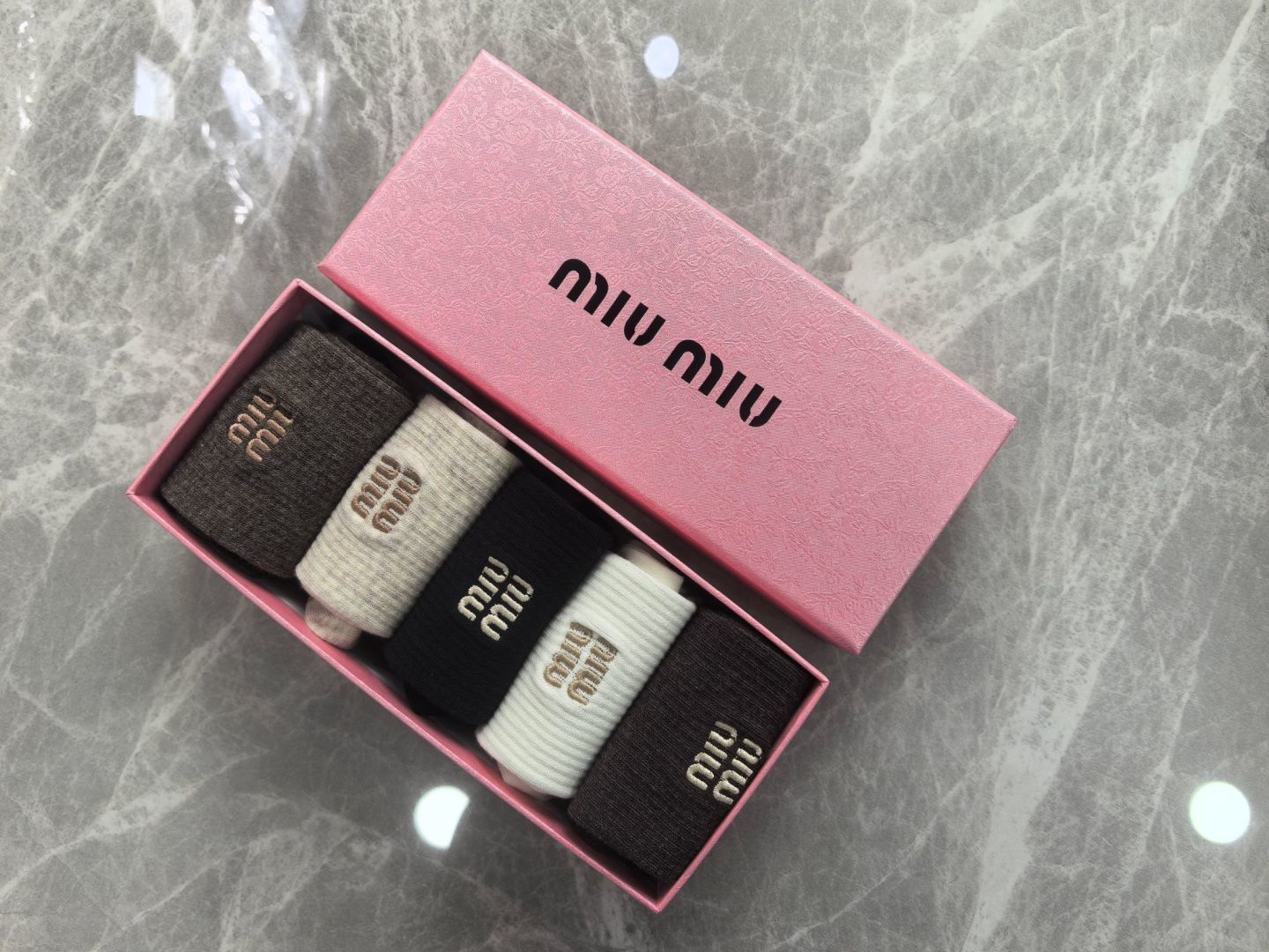 💛配包装 MIUMIU（缪缪）新款中长款堆堆袜袜子！一盒五双， 专柜同步筒款袜子，💛大牌出街，潮人必备。超好搭