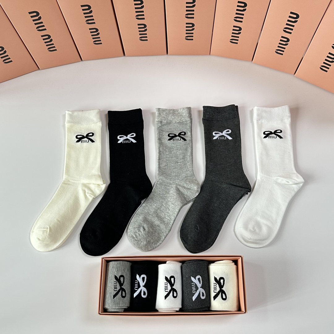 💛配专柜包装 MiuMiu（缪缪）新款中长款堆堆袜袜子！一盒五双，专柜同步筒袜袜子，💛大牌出街，潮人必备。超好搭。