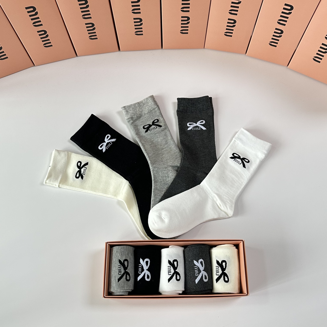 💛配专柜包装 MiuMiu（缪缪）新款中长款堆堆袜袜子！一盒五双，专柜同步筒袜袜子，💛大牌出街，潮人必备。超好搭。