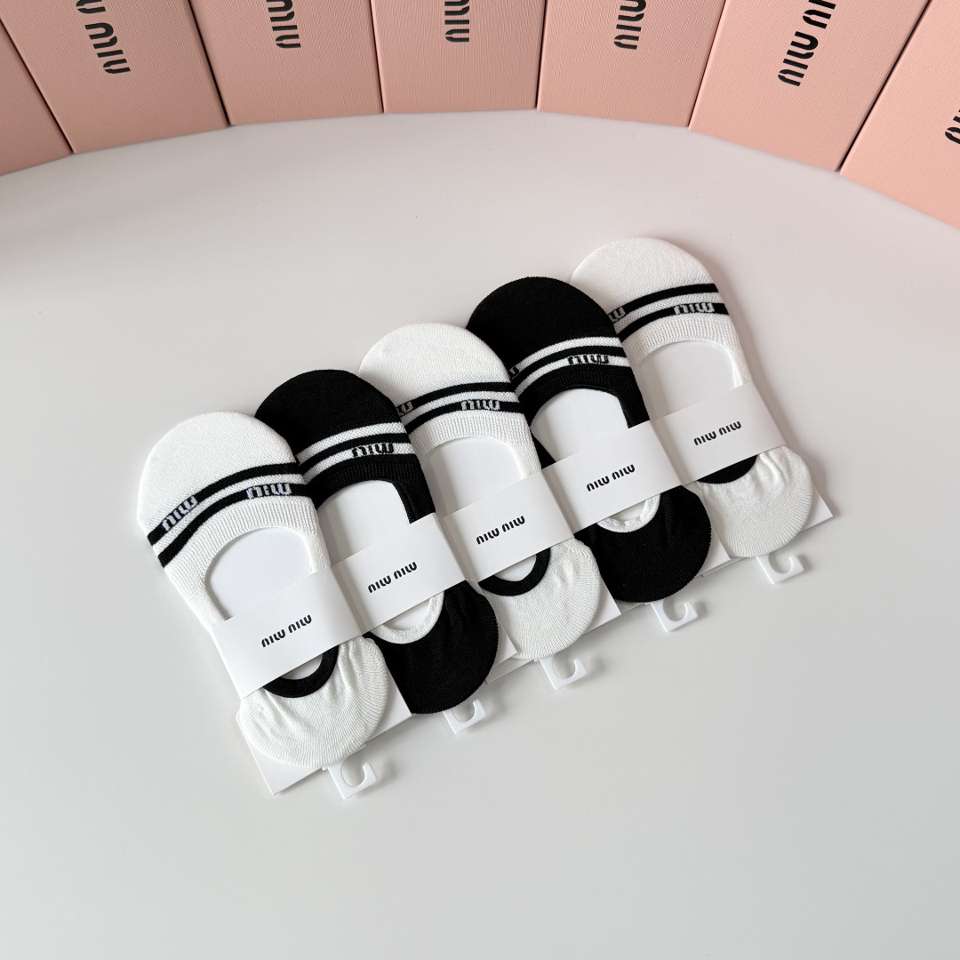 💛配专柜包装 MiuMiu（缪缪）新款船袜隐形袜堆堆袜袜子！一盒五双，专柜同步筒袜袜子，💛大牌出街，潮人必备。超好搭