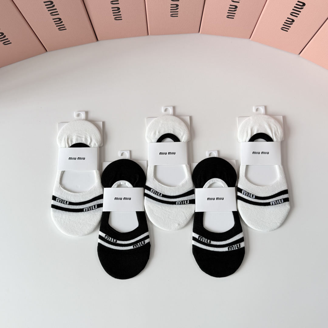 💛配专柜包装 MiuMiu（缪缪）新款船袜隐形袜堆堆袜袜子！一盒五双，专柜同步筒袜袜子，💛大牌出街，潮人必备。超好搭