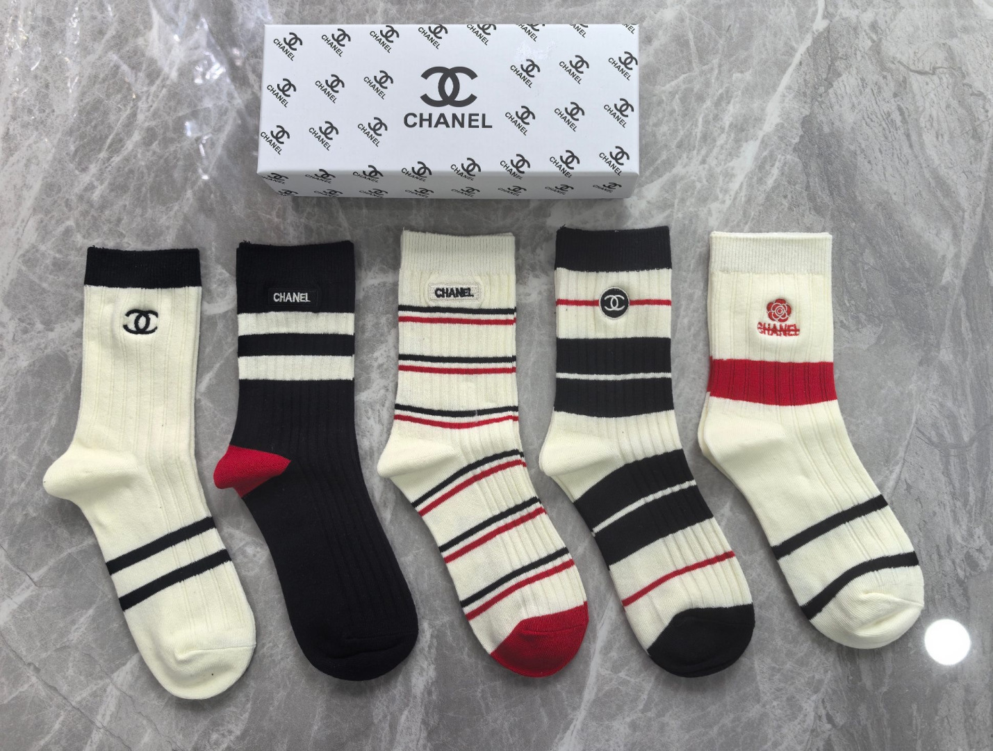 💛配专柜包装 Chanel（香奈儿）最新双针中长筒刺绣款堆堆袜袜子！一盒五双，专柜同步筒袜袜子，💛大牌出街，潮人必备。超