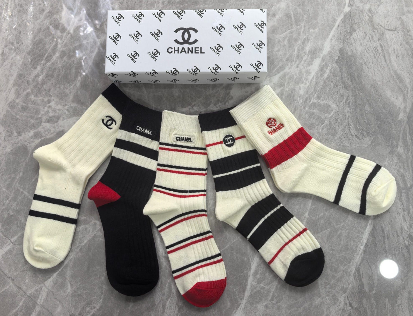 💛配专柜包装 Chanel（香奈儿）最新双针中长筒刺绣款堆堆袜袜子！一盒五双，专柜同步筒袜袜子，💛大牌出街，潮人必备。超