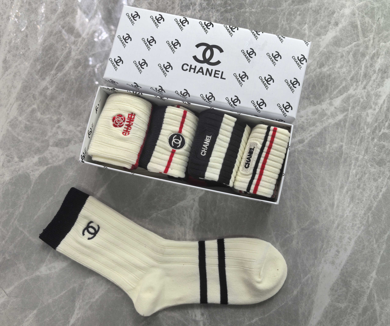 💛配专柜包装 Chanel（香奈儿）最新双针中长筒刺绣款堆堆袜袜子！一盒五双，专柜同步筒袜袜子，💛大牌出街，潮人必备。超