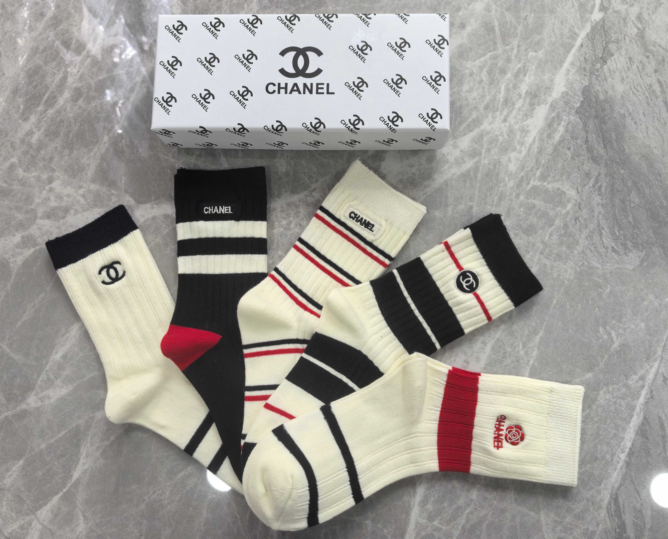 💛配专柜包装 Chanel（香奈儿）最新双针中长筒刺绣款堆堆袜袜子！一盒五双，专柜同步筒袜袜子，💛大牌出街，潮人必备。超
