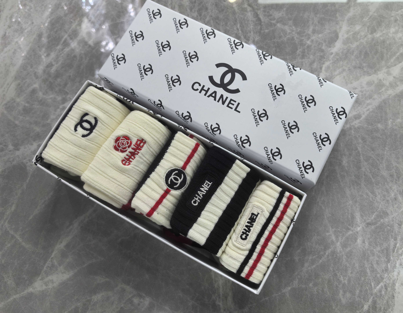 💛配专柜包装 Chanel（香奈儿）最新双针中长筒刺绣款堆堆袜袜子！一盒五双，专柜同步筒袜袜子，💛大牌出街，潮人必备。超