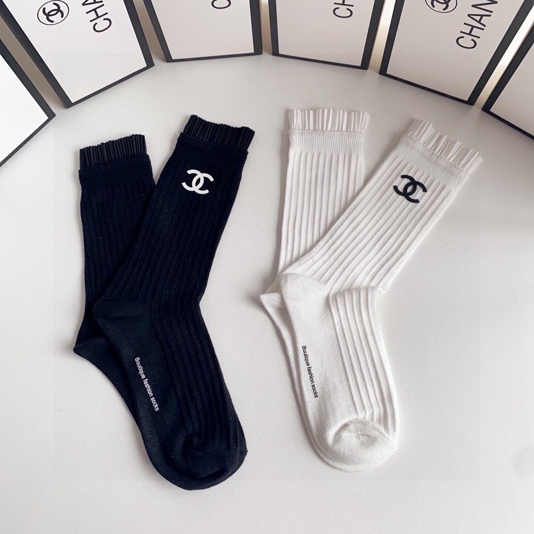 💛配专柜包装 Chanel（香奈儿）新款羊绒堆堆袜袜子！一盒两双，专柜同步筒袜袜子，💛大牌出街，潮人必备。超好搭