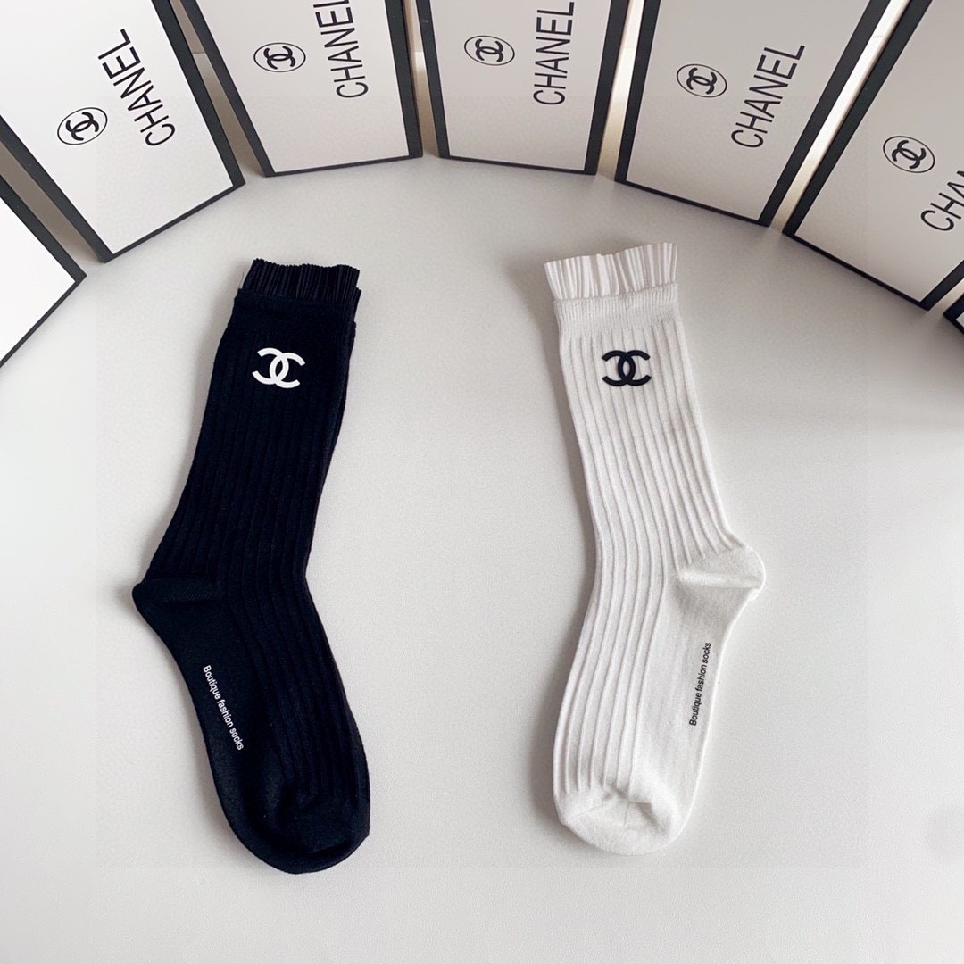 💛配专柜包装 Chanel（香奈儿）新款羊绒堆堆袜袜子！一盒两双，专柜同步筒袜袜子，💛大牌出街，潮人必备。超好搭