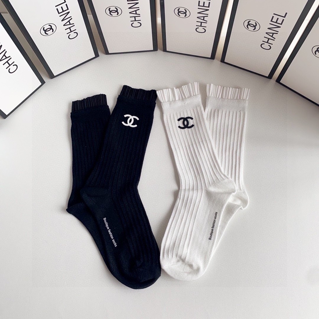 💛配专柜包装 Chanel（香奈儿）新款羊绒堆堆袜袜子！一盒两双，专柜同步筒袜袜子，💛大牌出街，潮人必备。超好搭