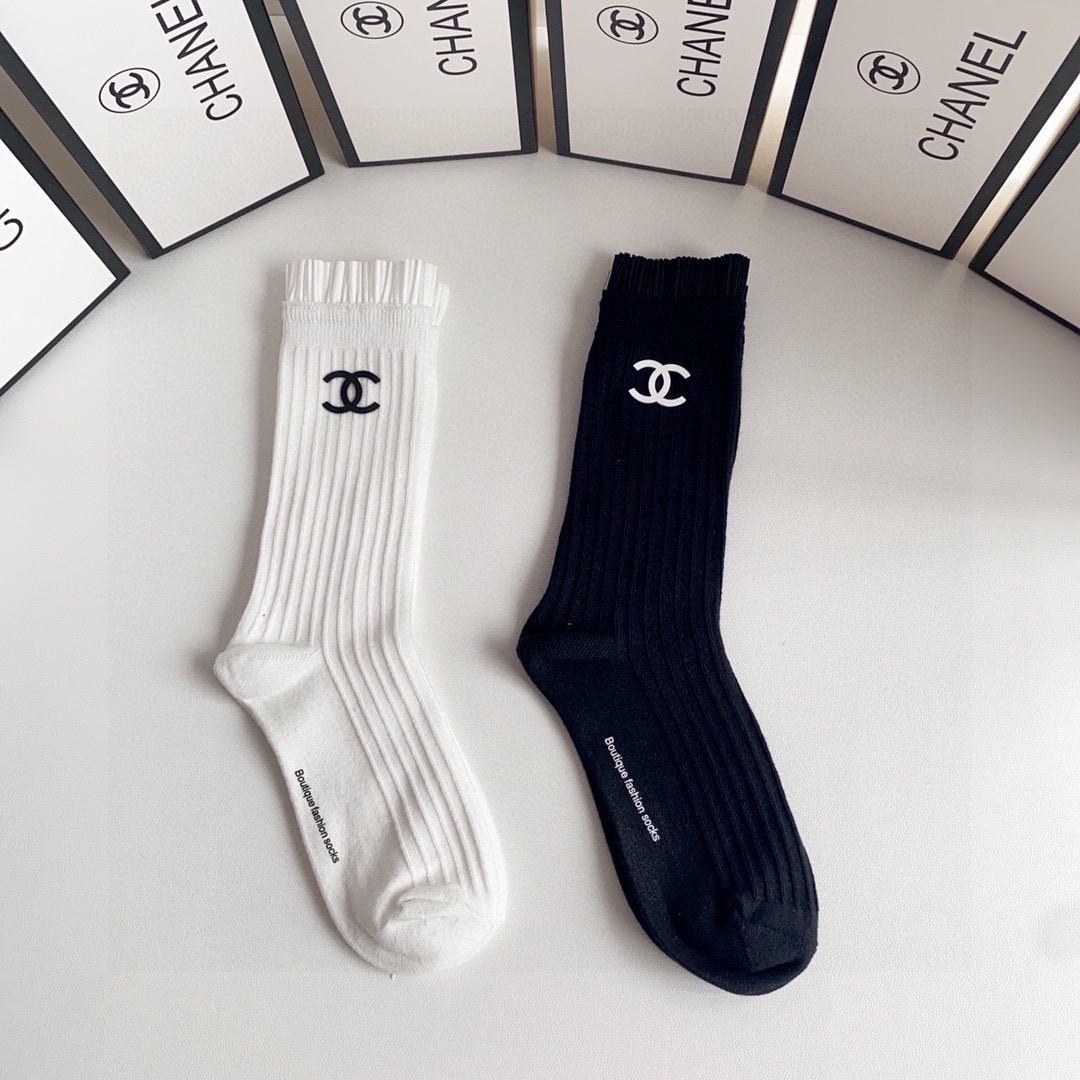 💛配专柜包装 Chanel（香奈儿）新款羊绒堆堆袜袜子！一盒两双，专柜同步筒袜袜子，💛大牌出街，潮人必备。超好搭