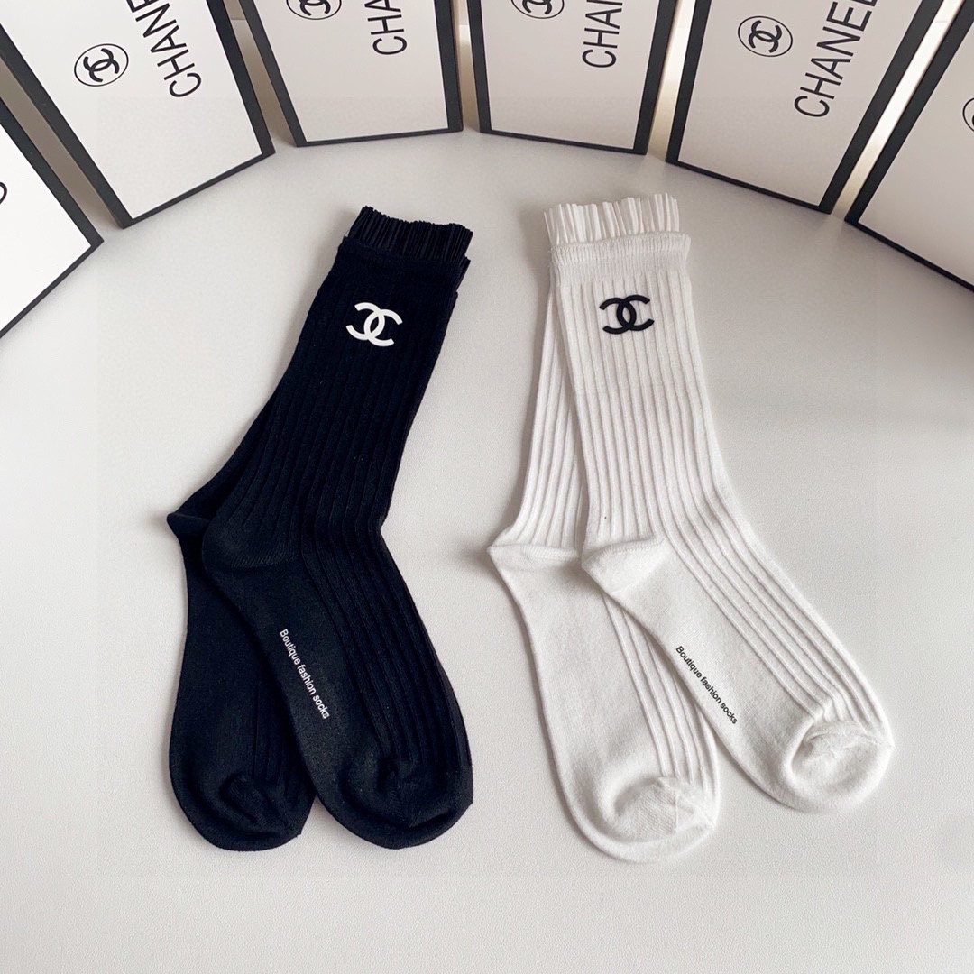 💛配专柜包装 Chanel（香奈儿）新款羊绒堆堆袜袜子！一盒两双，专柜同步筒袜袜子，💛大牌出街，潮人必备。超好搭