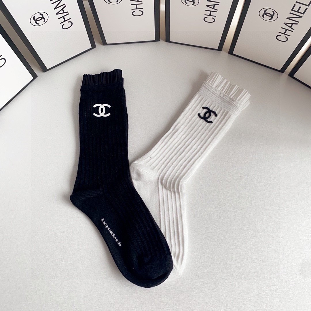 💛配专柜包装 Chanel（香奈儿）新款羊绒堆堆袜袜子！一盒两双，专柜同步筒袜袜子，💛大牌出街，潮人必备。超好搭
