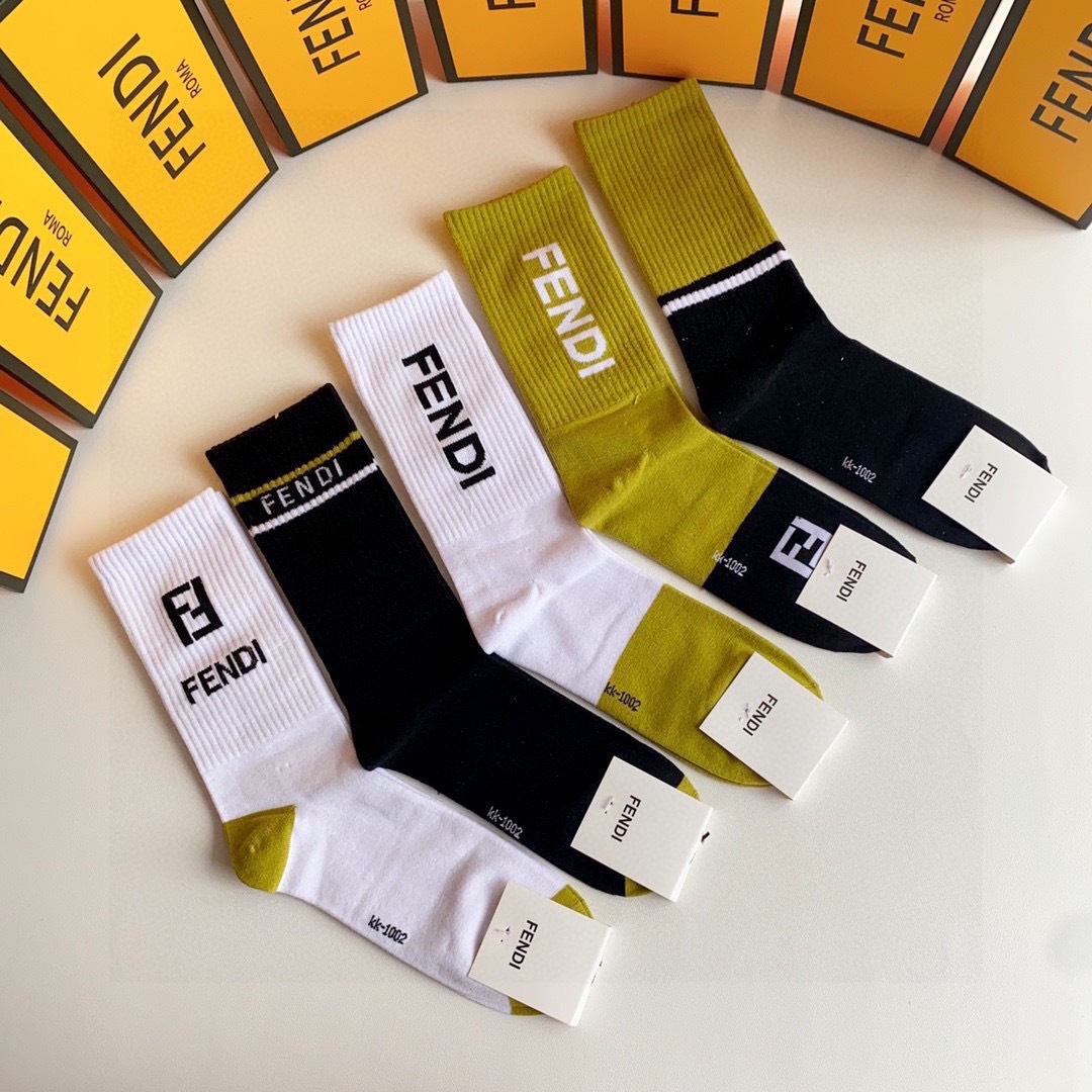 💛配包装 FENDI（芬迪）新款经典中长款堆堆袜袜子！一盒五双， 专柜同步筒款袜子，💛大牌出街，潮人必备。超好搭。