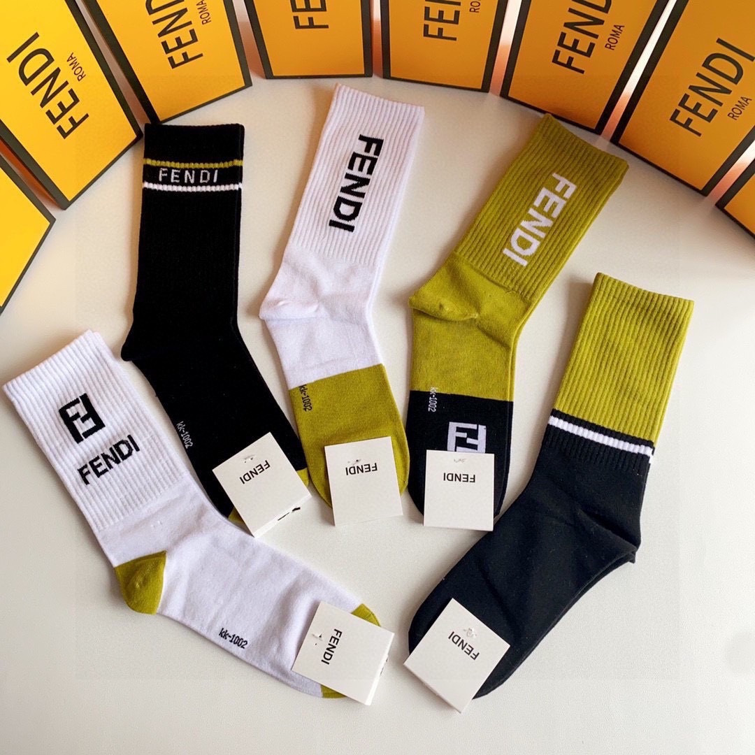 💛配包装 FENDI（芬迪）新款经典中长款堆堆袜袜子！一盒五双， 专柜同步筒款袜子，💛大牌出街，潮人必备。超好搭。