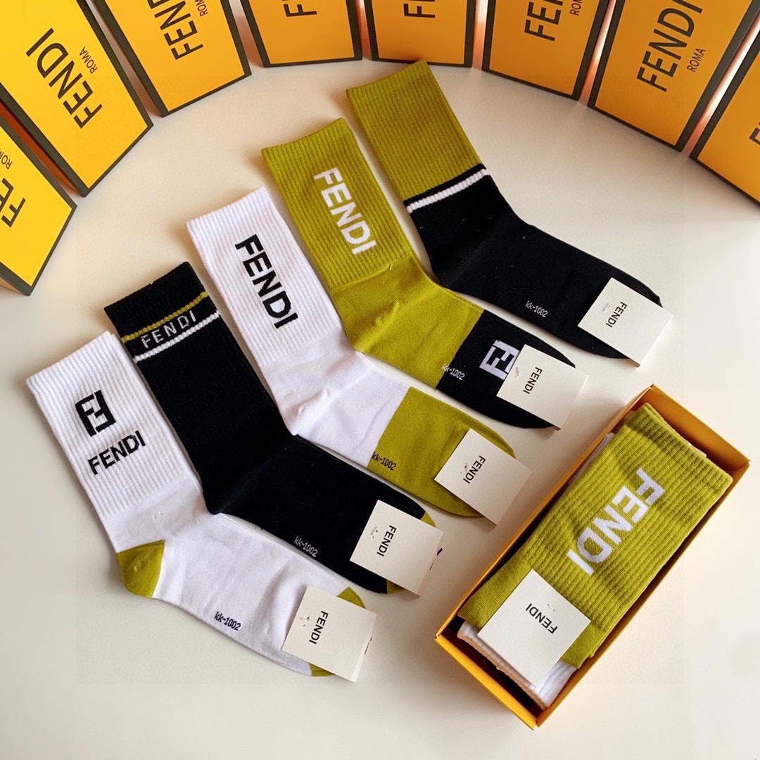💛配包装 FENDI（芬迪）新款经典中长款堆堆袜袜子！一盒五双， 专柜同步筒款袜子，💛大牌出街，潮人必备。超好搭。