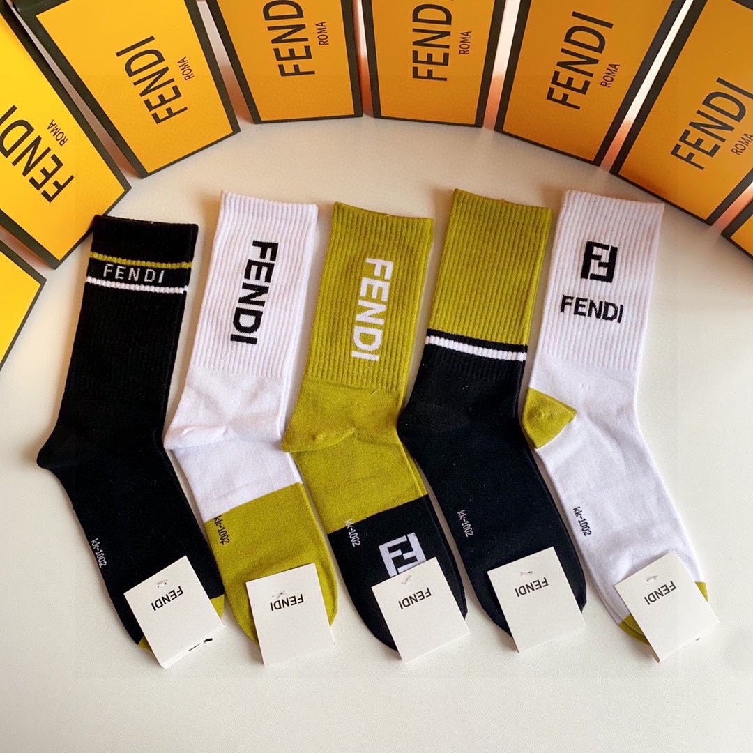 💛配包装 FENDI（芬迪）新款经典中长款堆堆袜袜子！一盒五双， 专柜同步筒款袜子，💛大牌出街，潮人必备。超好搭。