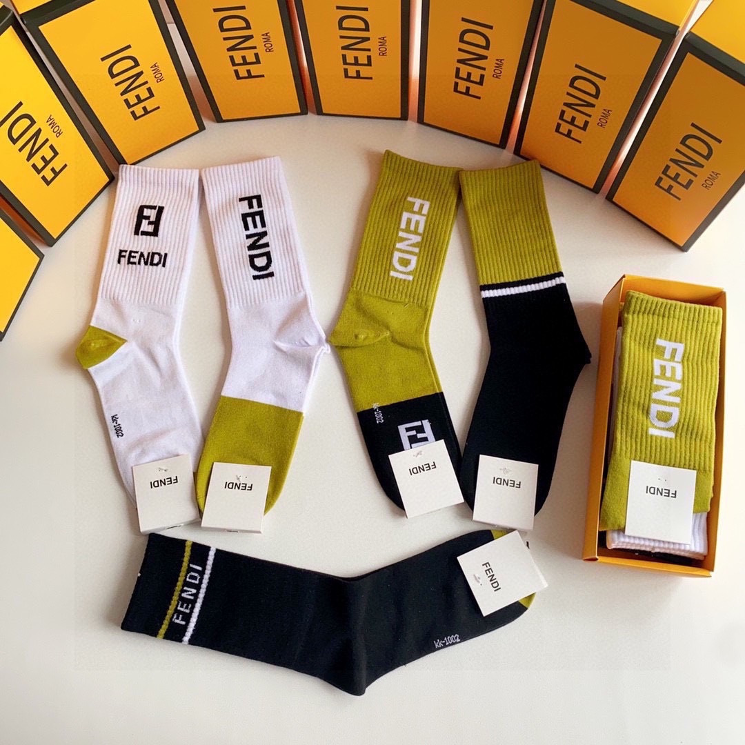 💛配包装 FENDI（芬迪）新款经典中长款堆堆袜袜子！一盒五双， 专柜同步筒款袜子，💛大牌出街，潮人必备。超好搭。