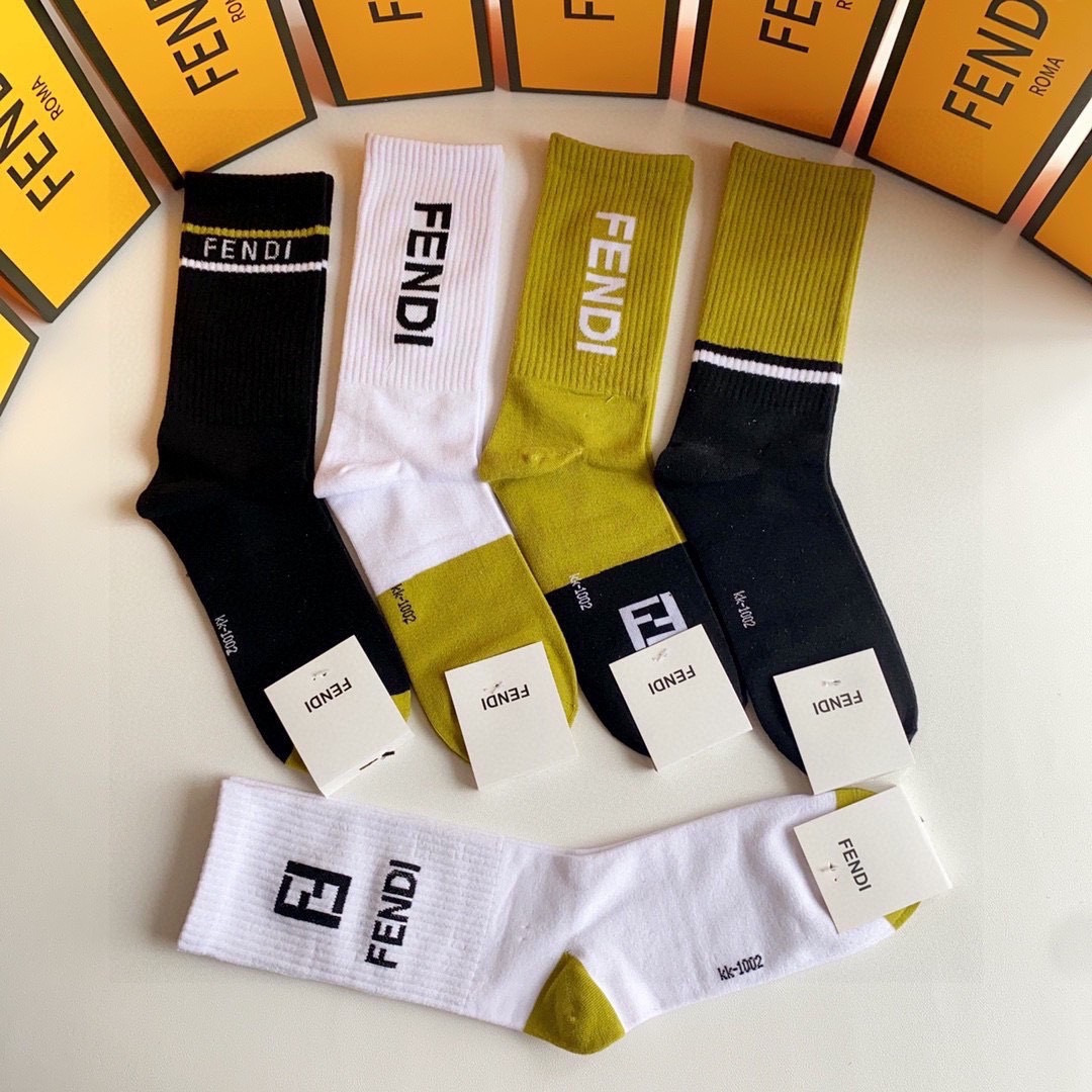 💛配包装 FENDI（芬迪）新款经典中长款堆堆袜袜子！一盒五双， 专柜同步筒款袜子，💛大牌出街，潮人必备。超好搭。