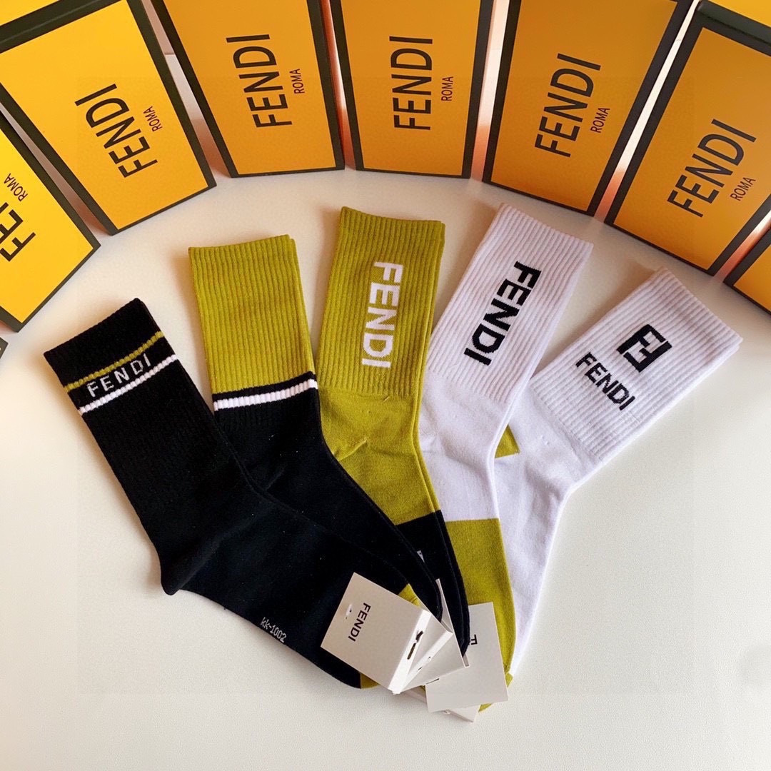 💛配包装 FENDI（芬迪）新款经典中长款堆堆袜袜子！一盒五双， 专柜同步筒款袜子，💛大牌出街，潮人必备。超好搭。