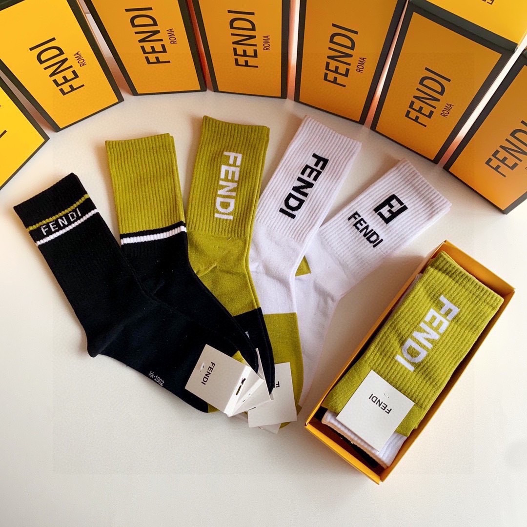 💛配包装 FENDI（芬迪）新款经典中长款堆堆袜袜子！一盒五双， 专柜同步筒款袜子，💛大牌出街，潮人必备。超好搭。