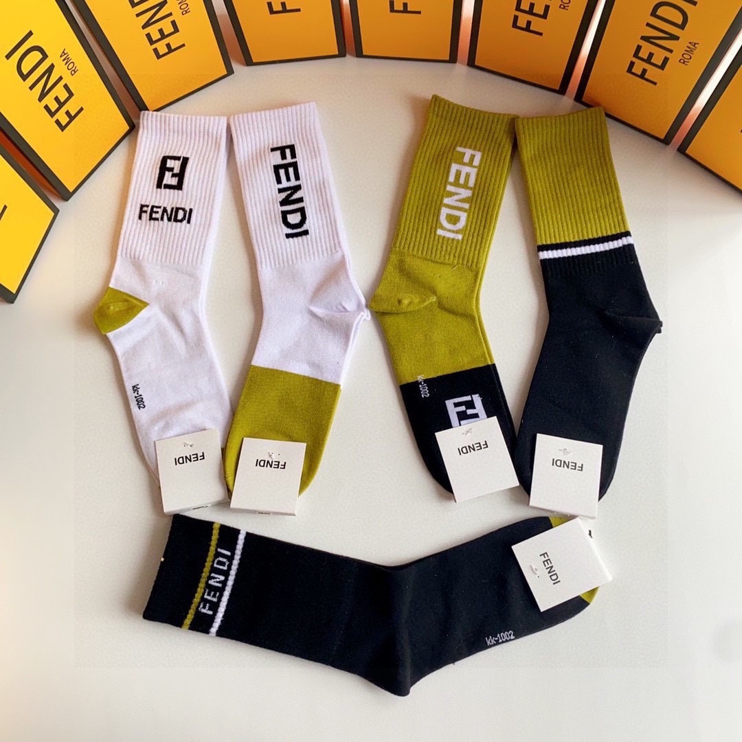 💛配包装 FENDI（芬迪）新款经典中长款堆堆袜袜子！一盒五双， 专柜同步筒款袜子，💛大牌出街，潮人必备。超好搭。