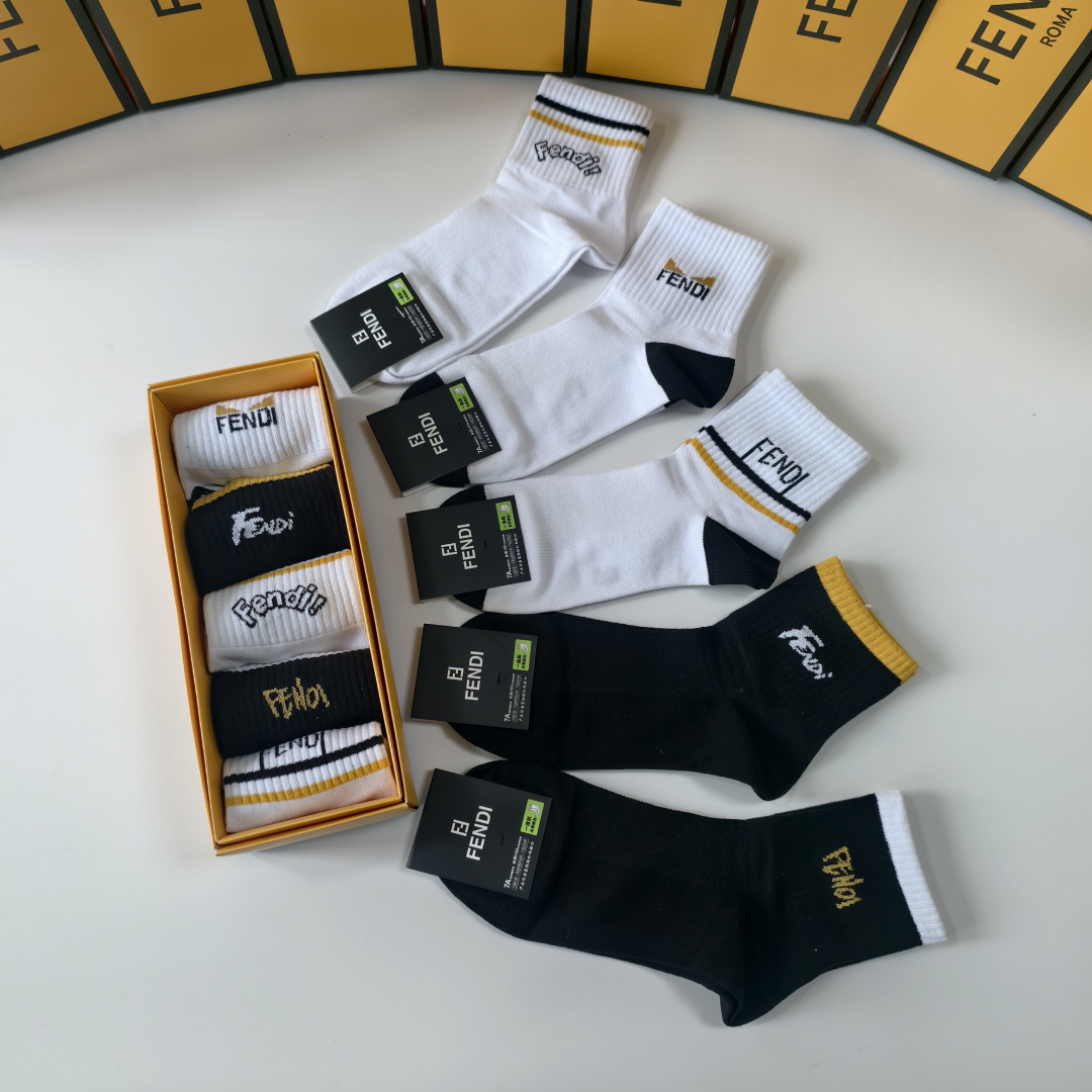 💛配包装 FENDI（芬迪）新款经典中长款堆堆袜袜子！一盒五双， 专柜同步筒款袜子，💛大牌出街，潮人必备。超好搭。