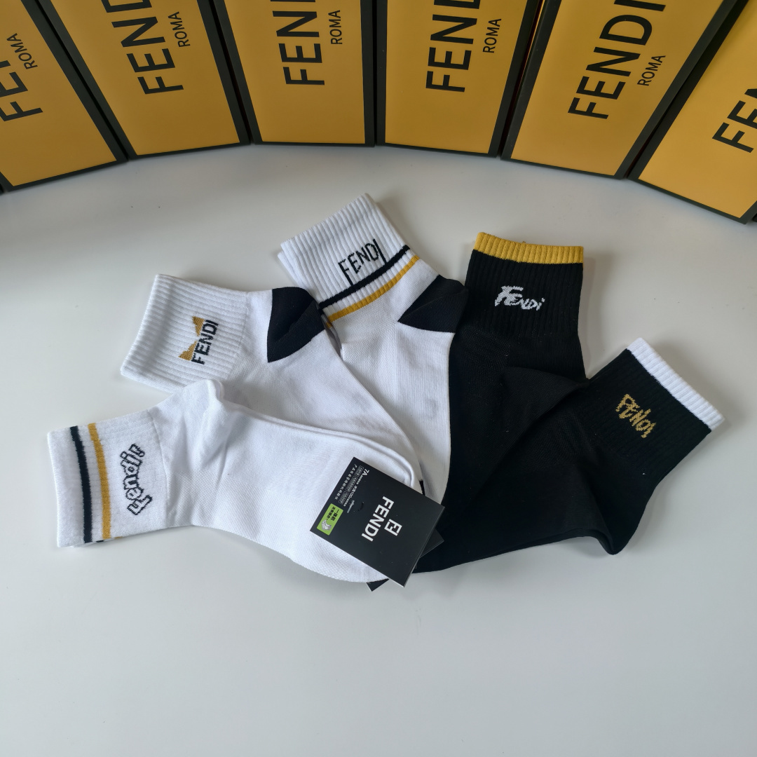💛配包装 FENDI（芬迪）新款经典中长款堆堆袜袜子！一盒五双， 专柜同步筒款袜子，💛大牌出街，潮人必备。超好搭。