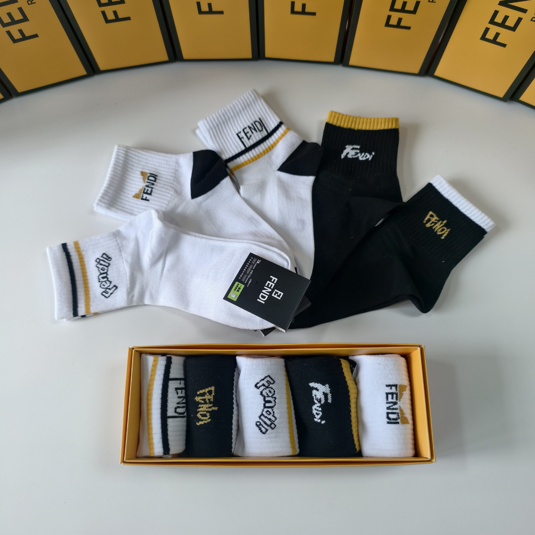 💛配包装 FENDI（芬迪）新款经典中长款堆堆袜袜子！一盒五双， 专柜同步筒款袜子，💛大牌出街，潮人必备。超好搭。
